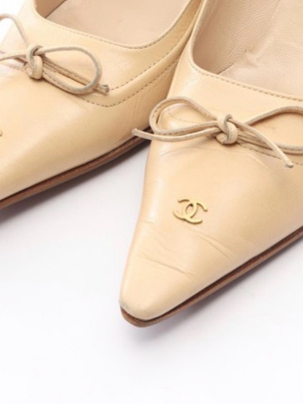 CHANEL Cream Pointed-Toe Leather Pumps with Bow and Gold CC - Picture 9 of 11